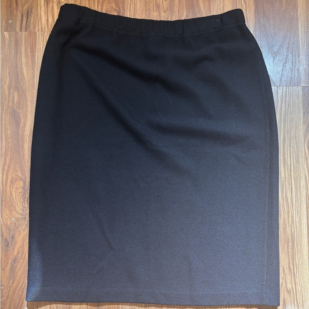 St. John Collection Black Knee-Length Pencil Skirt